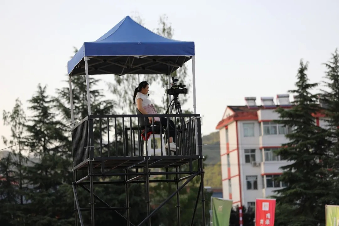 【两当县融媒体中心的摄像师在2026村超全国赛甘肃赛区赛场上使用PXW-Z380】