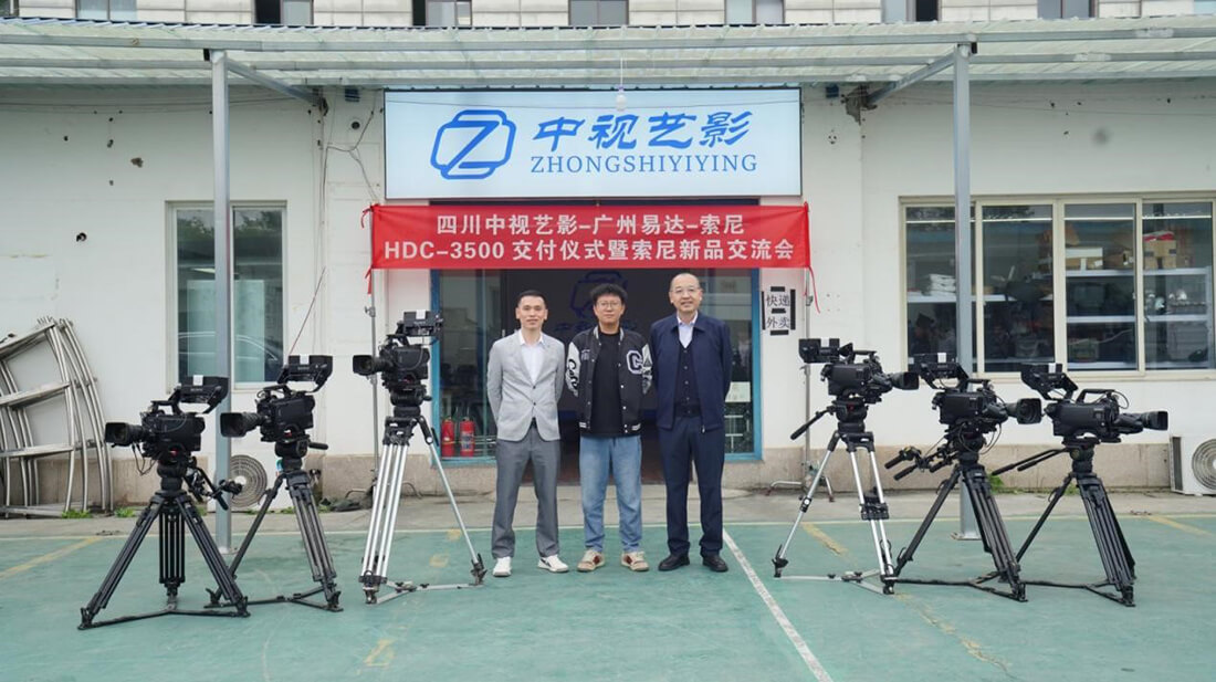 交付仪式现场合影