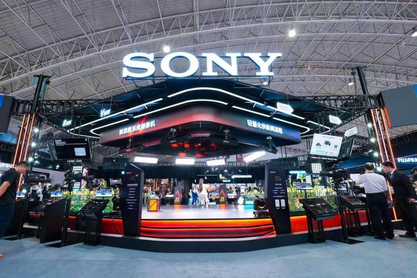 图例：这些色块的颜色是相同的，但在不同图案环境和明暗对比下人眼的主观感觉却不相同