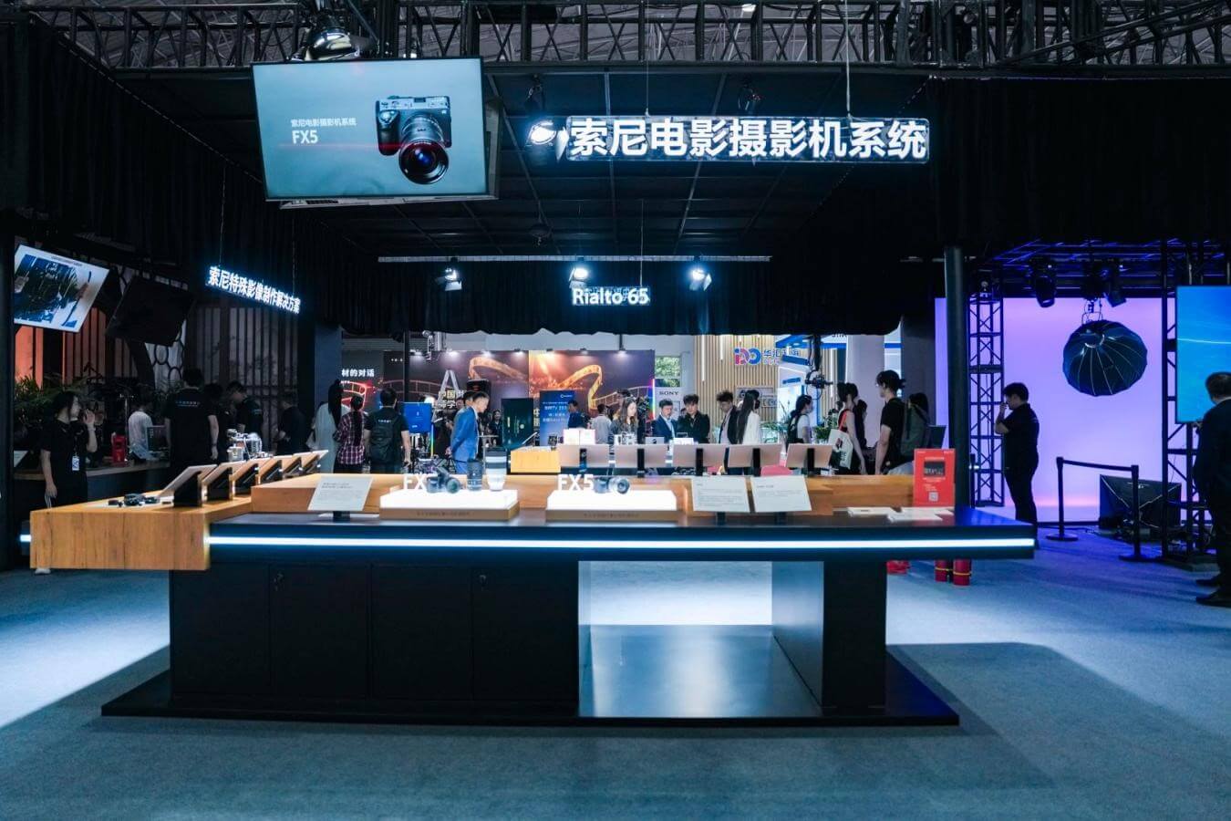 图例：这些色块的颜色是相同的，但在不同图案环境和明暗对比下人眼的主观感觉却不相同