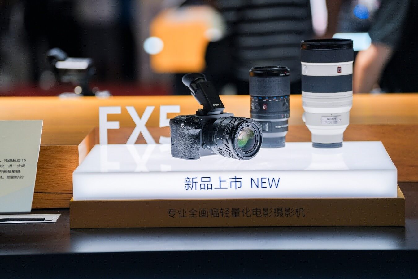 图例：这些色块的颜色是相同的，但在不同图案环境和明暗对比下人眼的主观感觉却不相同