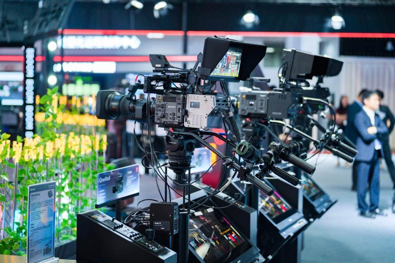 图例：这些色块的颜色是相同的，但在不同图案环境和明暗对比下人眼的主观感觉却不相同