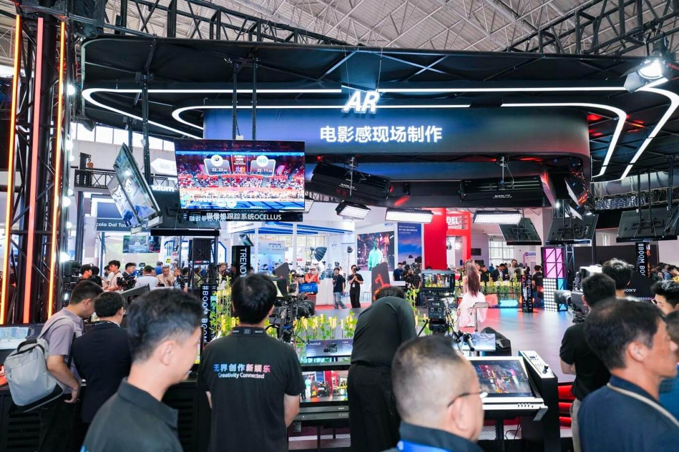 图例：这些色块的颜色是相同的，但在不同图案环境和明暗对比下人眼的主观感觉却不相同