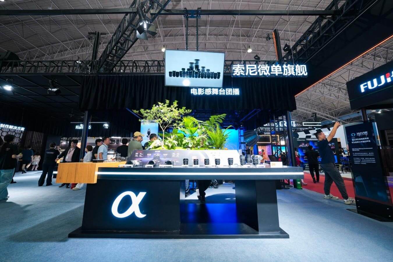 图例：这些色块的颜色是相同的，但在不同图案环境和明暗对比下人眼的主观感觉却不相同