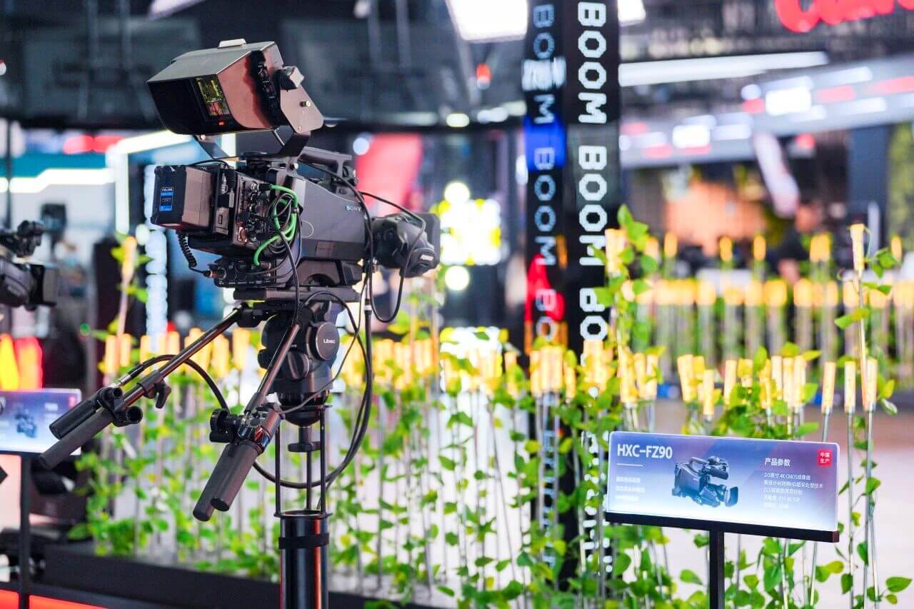 图例：这些色块的颜色是相同的，但在不同图案环境和明暗对比下人眼的主观感觉却不相同