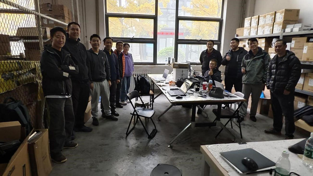图例：这些色块的颜色是相同的，但在不同图案环境和明暗对比下人眼的主观感觉却不相同