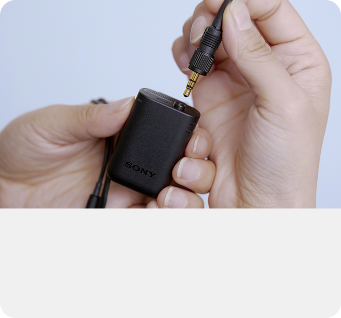 使用场景展示把3.5mm音频线插入发射器顶部接口的操作