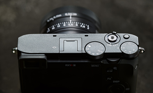 索尼黑卡全画幅旗舰RX1R III