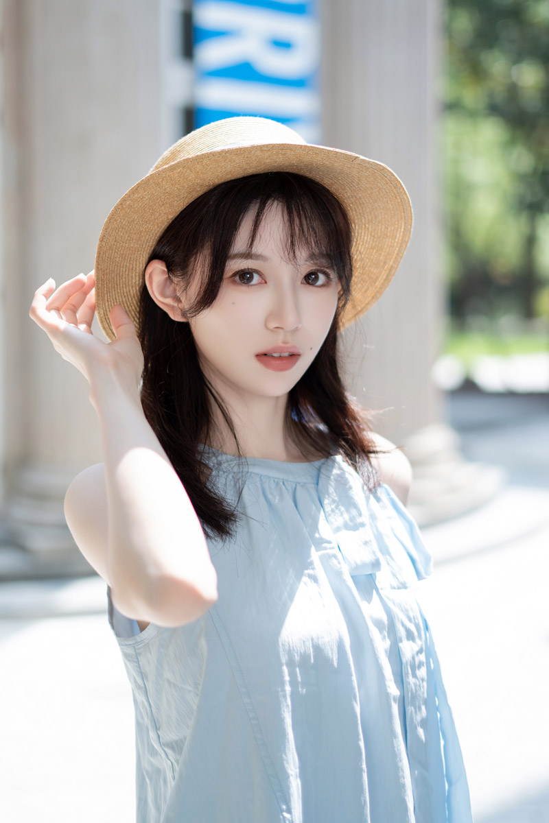 SEL50F18F以其经典的50mm焦段，成为人像摄影爱好者的心头好