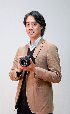 产品兼光学设计负责人 菊地敦雄（Atsuo Kikuchi）人像照